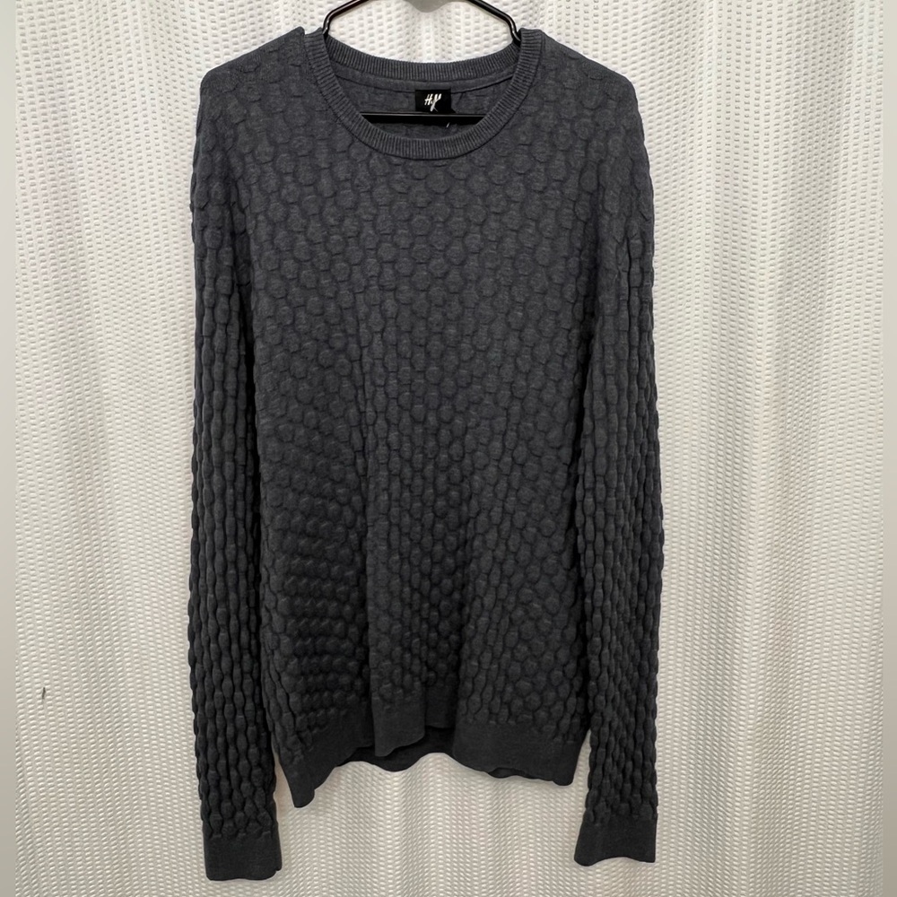 H&M men’s sz XL grey shelled sweater.